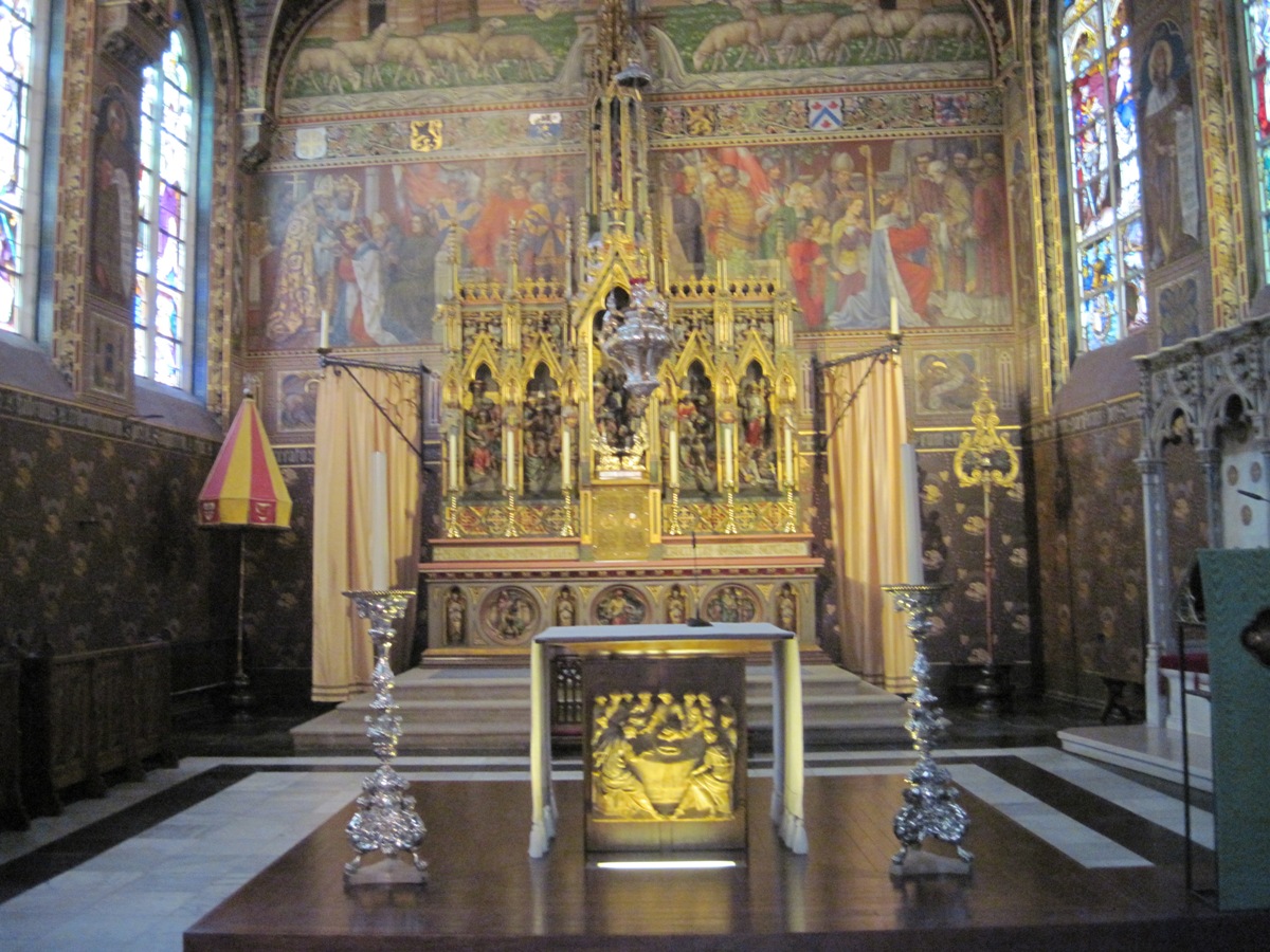 21- Bruges- Interno della Chiesa del Sacro Sangue- altare con la reliquia